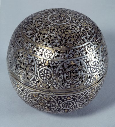 Orientalsk kunst: Frule-parfume (brænd-parfume) eller håndvarmer (håndvarmer) fra Syrien, slutningen af det 15., begyndelsen af det 16. århundrede. Kobberlegering hamret med gravdekor, gennemboringer, indlagt med guld, sølv og sort pasta. Paris, Musée du L af Syrian School