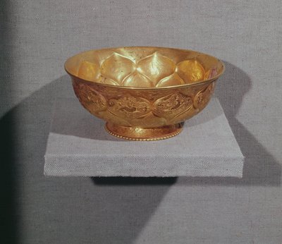 Skål dekoreret med prægede lotusblade (guld) af Tang Dynasty Chinese School