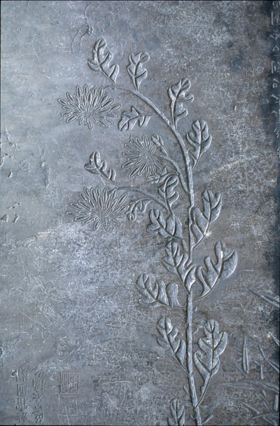 Stele indgraveret med et krisantem, blomster og blade, 618-907 (sten) af Tang Dynasty Chinese School