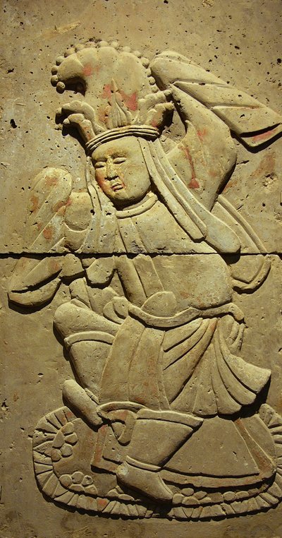 Terracotta stele med danser, Tang-dynastiet (618-907), opdaget i Shaanxi-provinsen, Steles Forest Museum i Xian. Fotografi, Leonard de Selva, Kina, 2006. af Tang Dynasty Chinese School