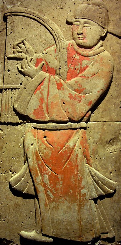 Terracotta stele med musiker, Tang-dynastiet (618-907), opdaget i Shaanxi-provinsen, Steles Forest Museum i Xian. Fotografi, Leonard de Selva, Kina, 2006. af Tang Dynasty Chinese School