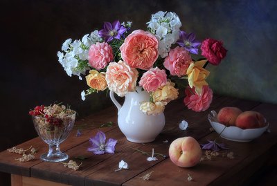 Blomsterstilleben med ferskner af Tatyana Skorokhod