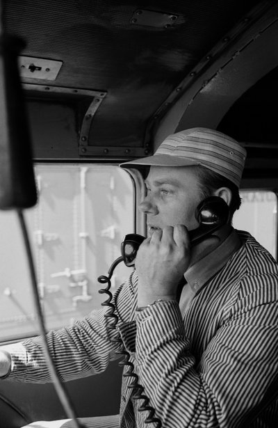 Charles Brockman, ingeniør på Great Northern Railroad, taler i radiotelefon fra... af Ted Spiegel