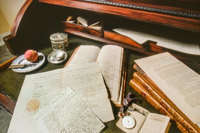 Dokumenter, et ur og andre af George Washingtons ejendele ligger på et skrivebord... af Ted Spiegel