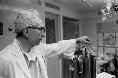 Dr. Michael DeBakey, kadiovaskulær kirurg, på Texas Medical Center. af Ted Spiegel
