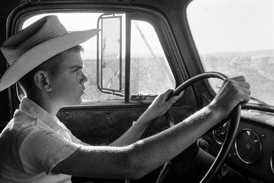 Familiefarmeren Ed Ker på A.M. Ker Ranch dyrker alfalfa- og... af Ted Spiegel