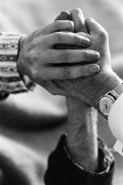 Hænder på en patient og en læge under LSD-behandling. Eksperimenter med LSD af Dr. J.... af Ted Spiegel