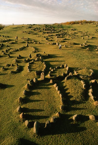 Skrogformede stenmarkeringer sat af vikinger præger en gammel gravplads i Danmark. af Ted Spiegel