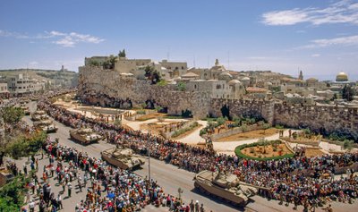 Israelske våben og soldater paraderer på uafhængighedsdagen gennem det tidligere jordanske... af Ted Spiegel