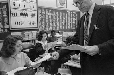 James A. Garfield High School, en offentlig byskole i Seattle, Washington, i 1960 (foto) af Ted Spiegel