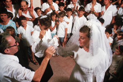 Kibbutzniks danser om brud og brudgom af Ted Spiegel