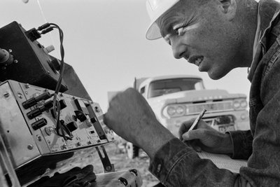 Mineralog undersøger data i Morenci-minen for Phelps Dodge Smelter Douglas Arizona af Ted Spiegel
