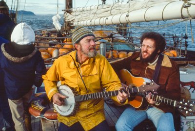 Musikeren og miljøforkæmperen Peter Seeger spiller banjo på dækket af Clearwater i... af Ted Spiegel