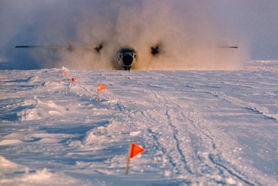 Skjult i røg lander et forsyningsfly på Arlis II