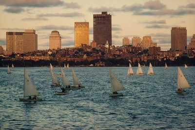 Sejlbåde ved solnedgang i Charles River Basin, nedenfor Beacon Hill. af Ted Spiegel