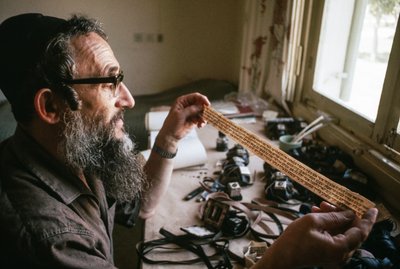 Skribenten aka sofer kontrollerer indholdet af en tefillin af Ted Spiegel
