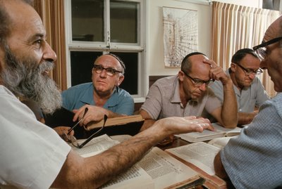 Talmudisk diskussion i en kibbutz af Ted Spiegel