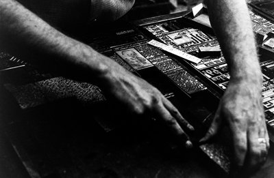 Sætteren sætter kolde typer fra linotypemaskinen til avisen Frontiersman i P... af Ted Spiegel