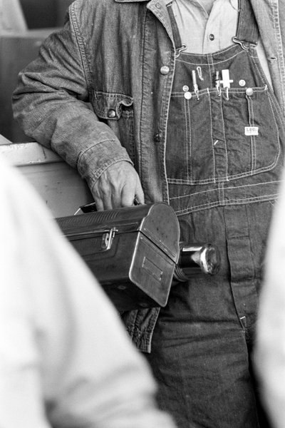Arbejder i cowboybukser med en madpakke i hånden. Elektrolytisk kobberforarbejdning på Phelp... af Ted Spiegel