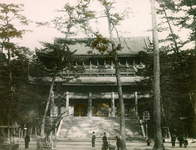 Porten til det buddhistiske tempel Chion-in, Higashiyama-distriktet, Kyoto, ca. 1900-1915 (fotografi) af Teijiro Takagi