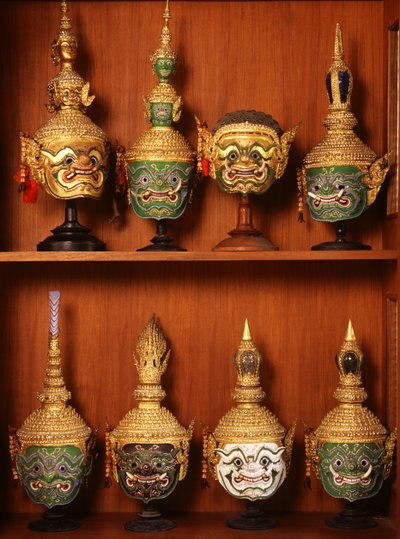 Masker til Khon-teater (keramik og metal) af Thai School
