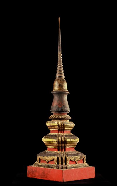 Model af et chedi- eller relikvietårn (træ) af Thai School