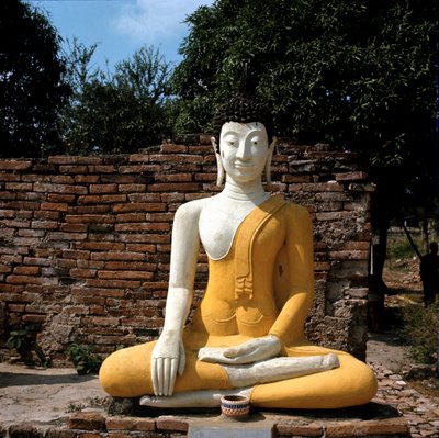 En statue af Buddha uden for templet af Thai Thai