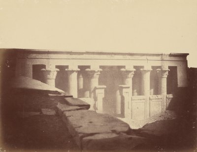 Set forfra på hovedrummet i Edfu -templet af Théodule Devéria