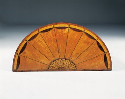 George III marquetry demi-lune kommode, ca. 1760-79 (satintræ, amarant og tulipantræ) af Thomas (attr.to) Chippendale