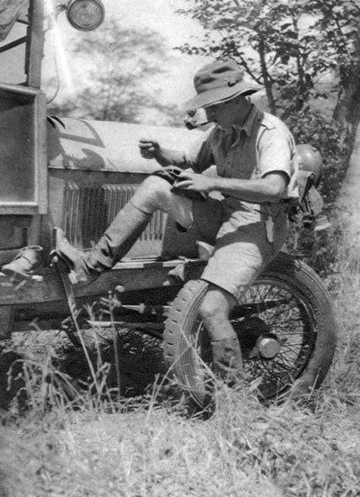 Chaplin Court Treatt, britisk bilpioner, reparerede sine veldtschoen-sko, c1924-c1926 1927 af Thomas A. Glover