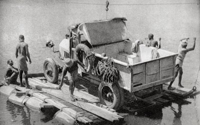 Krydser Chambesi-floden på en knækket ponton, Nordrhodesia, 1925 1927 af Thomas A. Glover