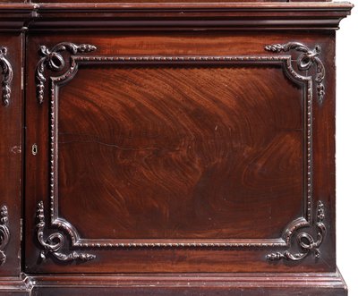 En George III-reol med åbning af Thomas Chippendale