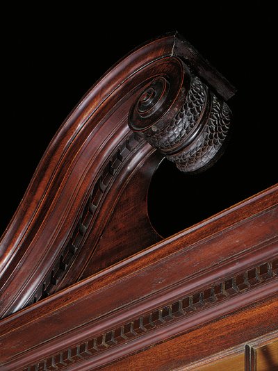 En George III-reol med åbning af Thomas Chippendale