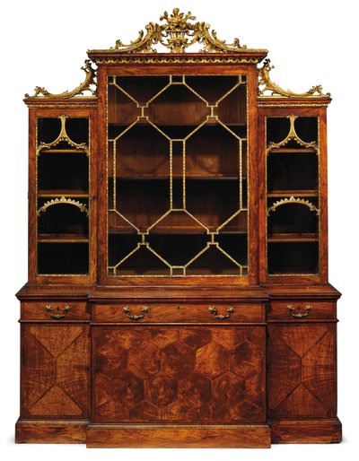 George II breakfront bogreol af Thomas Chippendale