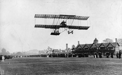 Grahame White fløj med sin maskine fra Ranelagh Club, samme år som Manchester-flyvningen, 1910 af Thomas E. and Horace Grant Grant