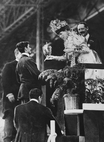 Dronning Alexandra overrækker en særlig kop til Dorando for at mindes hans store indsats for at vinde det olympiske maraton i juli 1908 af Thomas E. and Horace Grant Grant