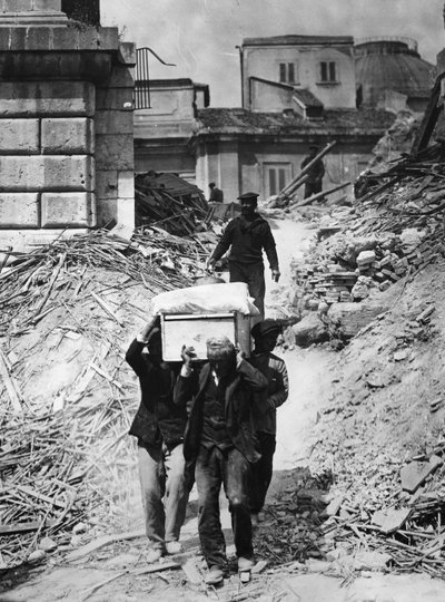Genfindende lig fire måneder efter jordskælvet i Messina, 1909 af Thomas E. and Horace Grant Grant