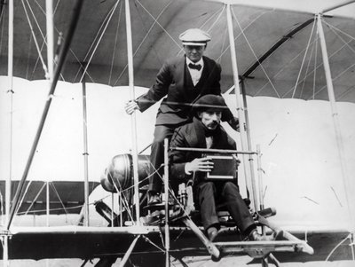 Thomas E. Grant og Lewis Turner i en flyvemaskine for at fotografere formørkelsen, 1912 af Thomas E. and Horace Grant Grant