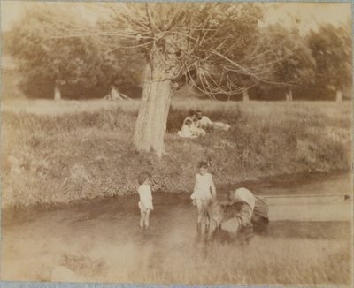 Tre børn og en hund, der leger i bækken, 4. juli 1883 af Thomas Eakins