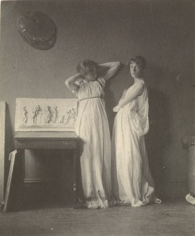 [To kvindelige modeller i klassisk klædedragt med Eakins