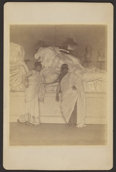 [To mandlige studerende i græsk kostume foran en gipsafstøbning af de tre skæbner fra Elgin Marbles]. af Thomas Eakins
