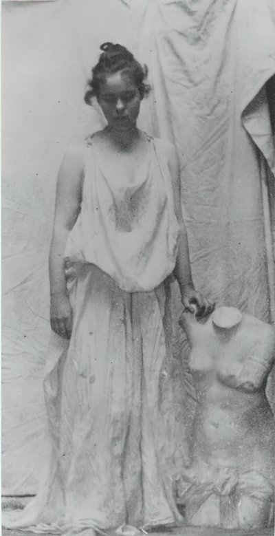 Weda Cook med antik afstøbning, ca. 1892. af Thomas Eakins