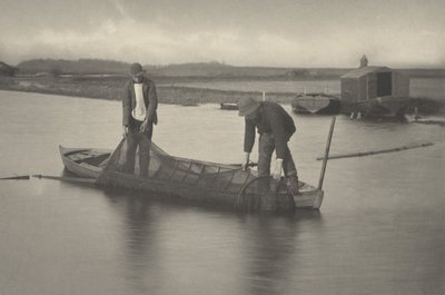 At tage ålenettet op, 1886 (foto) af Thomas Frederick Goodall