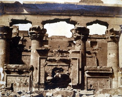 Portico af Kalabsha-templet, fra albummet "Ancient Egypt in 1855 and 1856" (albumeniseret salttryk) af Thomas H.G. Fermor