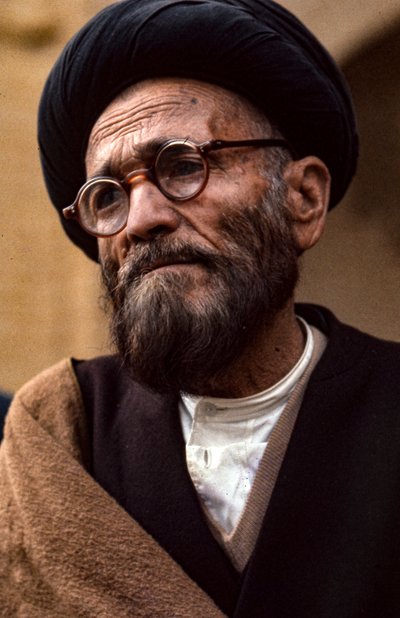 Iransk shiamuslimsk gejstlig med briller og turban af Thomas J. Abercrombie