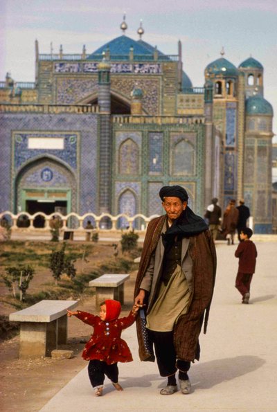 Besøgende i moskeen og mausoleet i Mazar-i-Sharif, Masjid-e-Kabud aka Rawze-e-Sharif... af Thomas J. Abercrombie