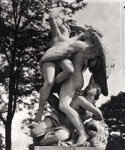 Saturn Abducting Cybele, allegori af Jorden, ca. 1675-80, fotograferet i Jardin des Tuileries, Paris, af Adolphe Giraudon (1849-1929) (marmor) (s/h foto) af Thomas Regnaudin
