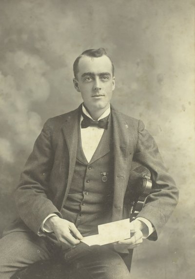 Uden titel portræt af siddende mand, 18801899. af Thompson Studio