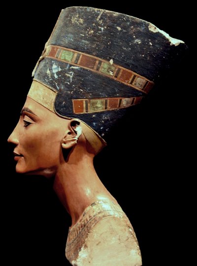 Nefertiti buste_(højre) af Thutmose Thutmose