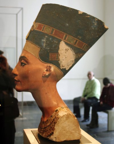 Portrætbuste af Nefertiti (14. århundrede f.Kr.) dronning-konsort af farao Akhenaton i det egyptiske museum i Altes Museum Berlin. af Thutmose Thutmose